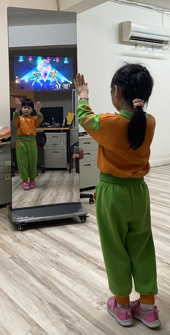 體感遊戲、情境遊戲 不僅大人運動,小朋友看著螢幕學習跳舞,跟著螢幕唱唱跳跳,為全家大小專屬的運動遊戲平台,也能導入體感互動做為酷炫體感遊戲機。